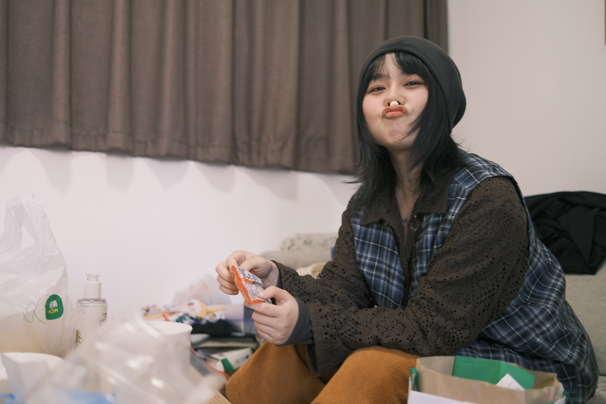 房间里拿着小零食的人像